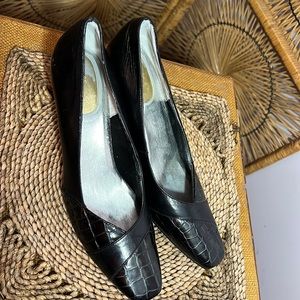Classic Ros Hommerson black fine leather 9N heels.